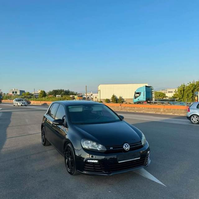 Volkswagen Golf Look R Line — Durrës