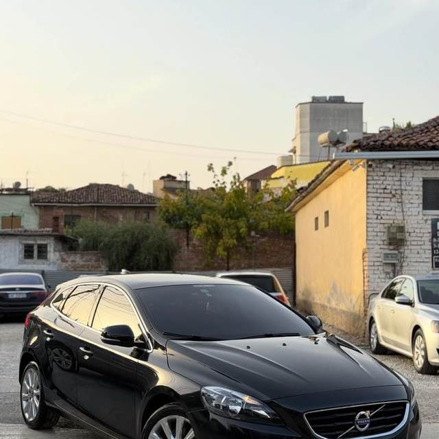 Volvo V40 1.6D — Tiranë