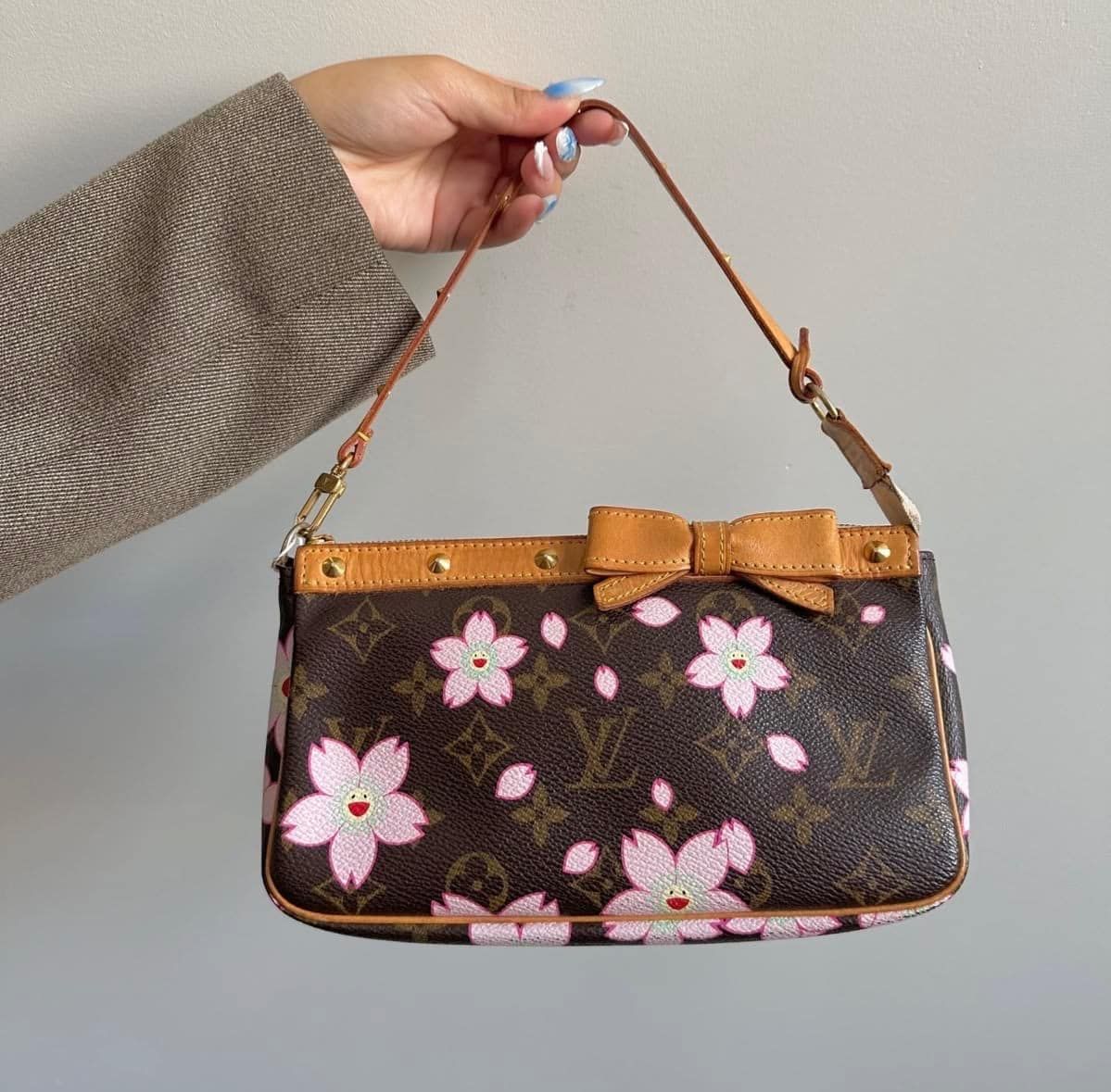 Çanta Louis Vuitton me lule — Tiranë