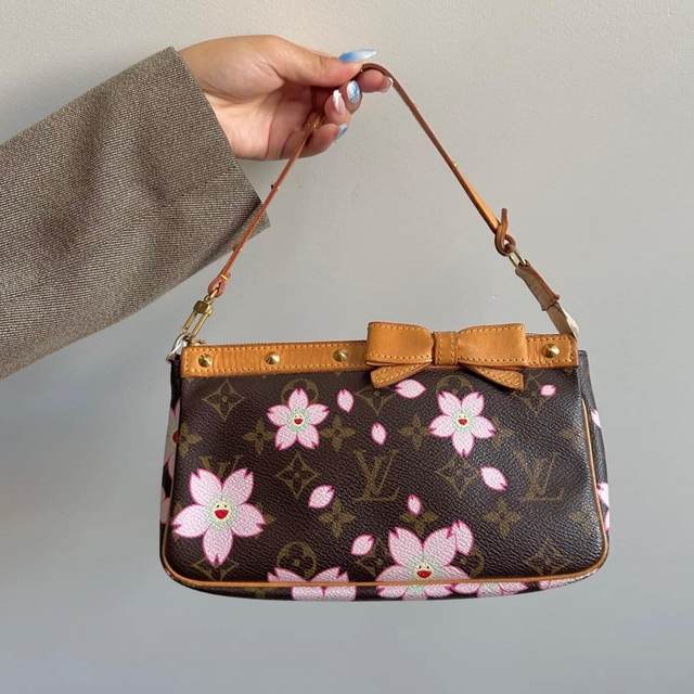 Çanta Louis Vuitton me lule — Tiranë