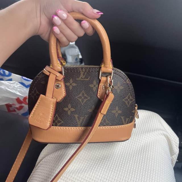 Çanta Louis Vuitton — Tiranë