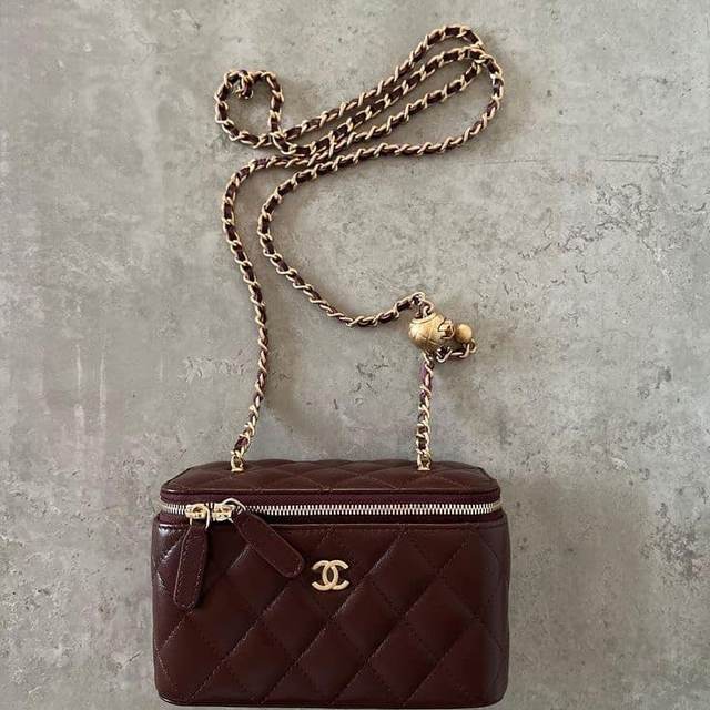 Çanta Chanel e Kuqe — Tiranë