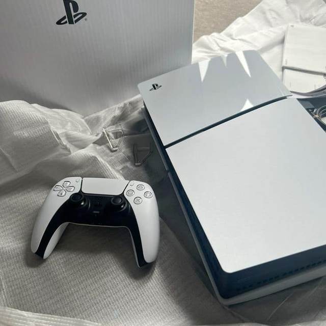 PlayStation 5 me kontrollues dhe aksesore — Tiranë