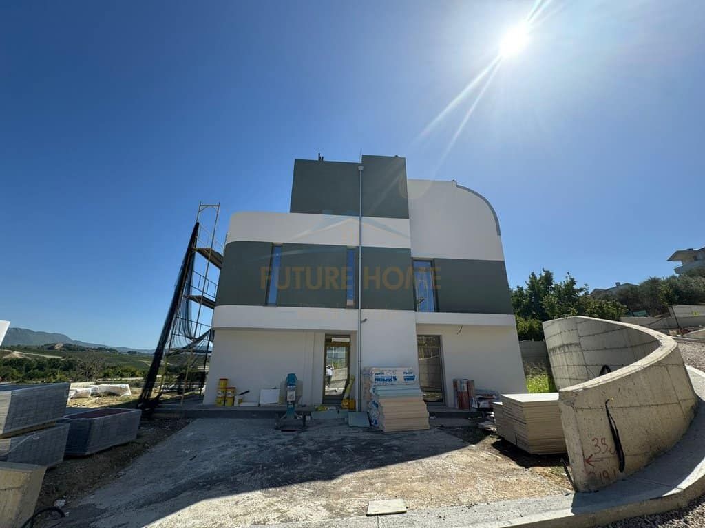 Shitet Vilë 2-Katëshe në Farkë, Tiranë — Tiranë