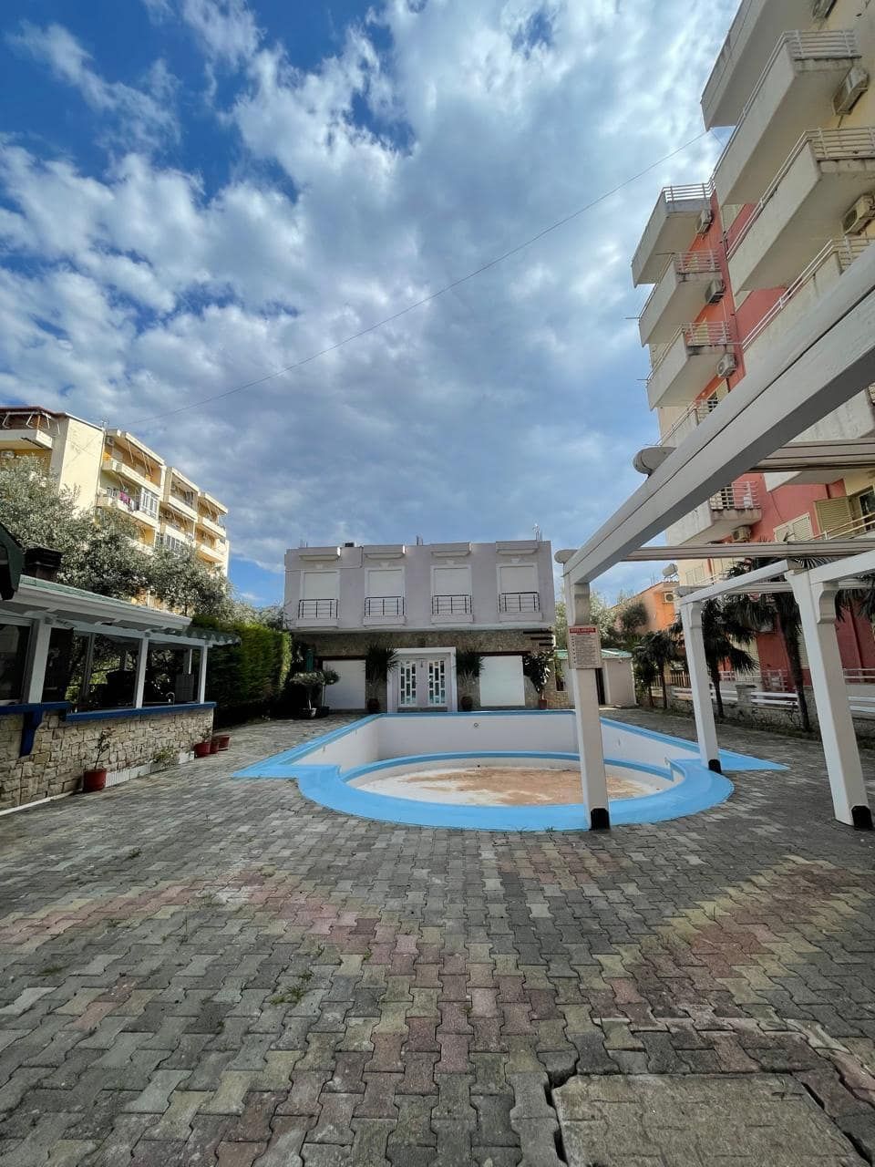 1-Bedroom Apartment for Sale in Orikum – 68.93 m² with Ownership Certificate and Pool Access — Vlorë