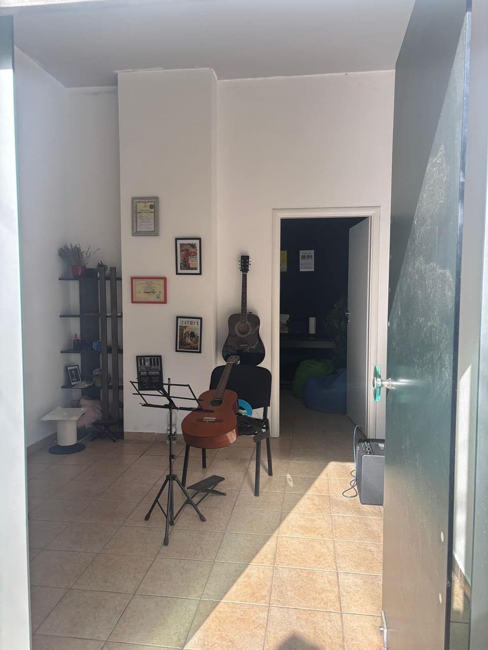 Commercial Space for Rent Near Petro Nini School, Tirana | 18 m² Shop — Tiranë