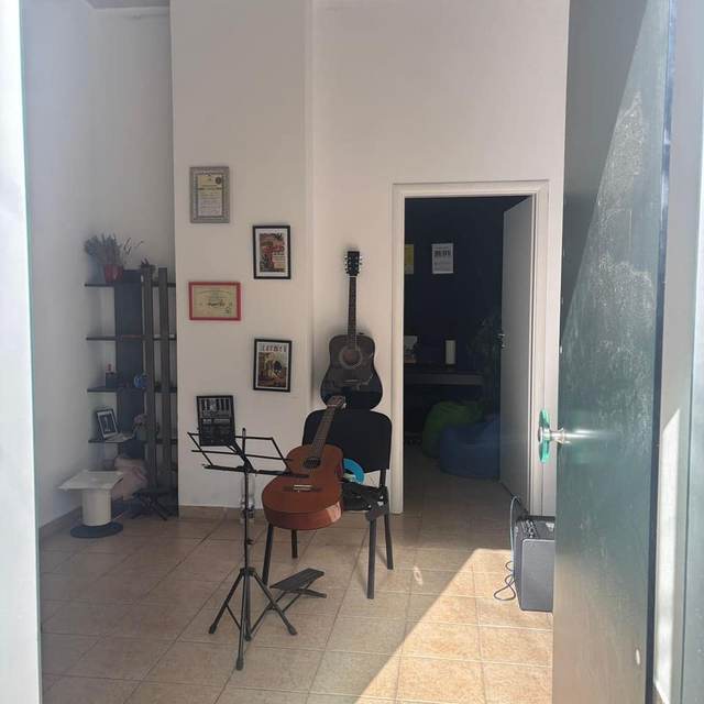 Commercial Space for Rent Near Petro Nini School, Tirana | 18 m² Shop — Tiranë