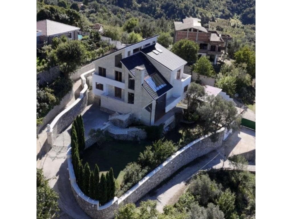 Luxury Villa for Rent in Petrelë, Tirana – 6 Bedrooms, 1000 m² Garden — Tiranë