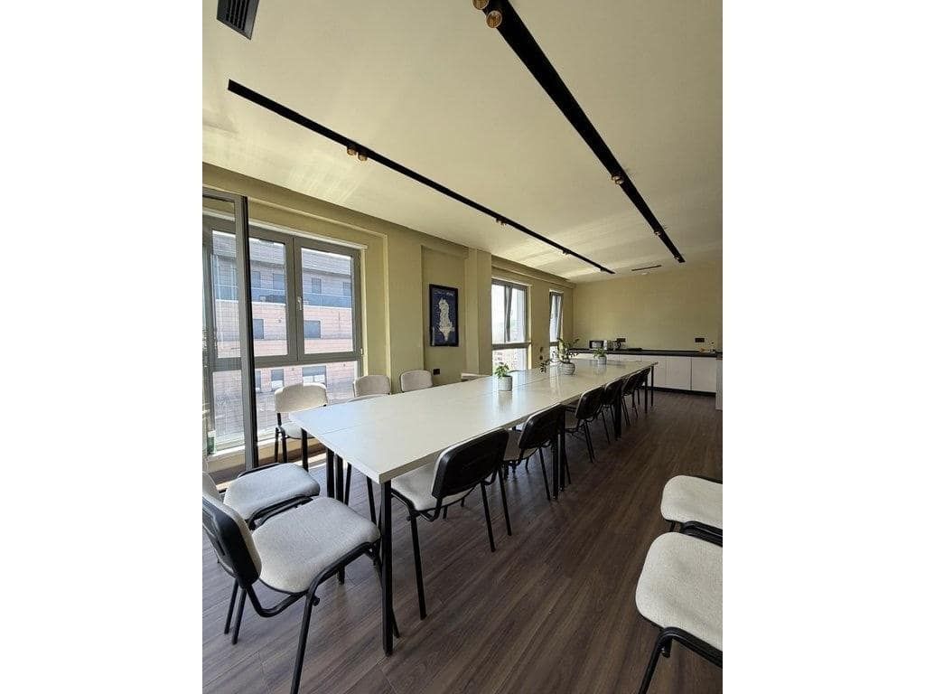 Furnished Office Space for Rent near Tirana Center – 121 m² on Kont Urani Street — Tiranë