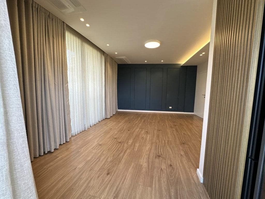 Office Space for Rent at Lake View Residence, Tirana – 106 m² with Parking Space — Tiranë