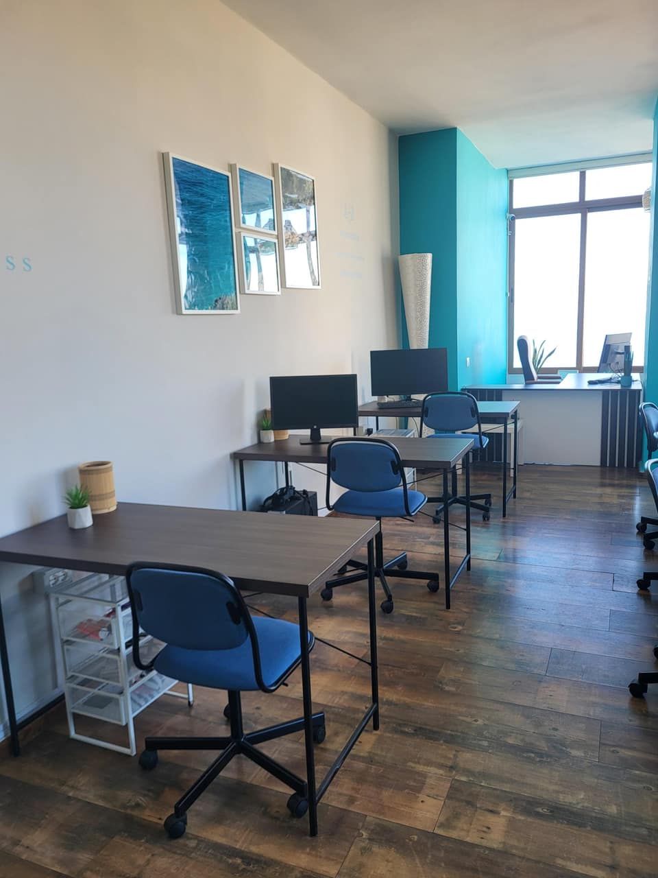 Zyra e Mobiluar për Qira me Pamje nga Deti në Sarandë — Sarandë