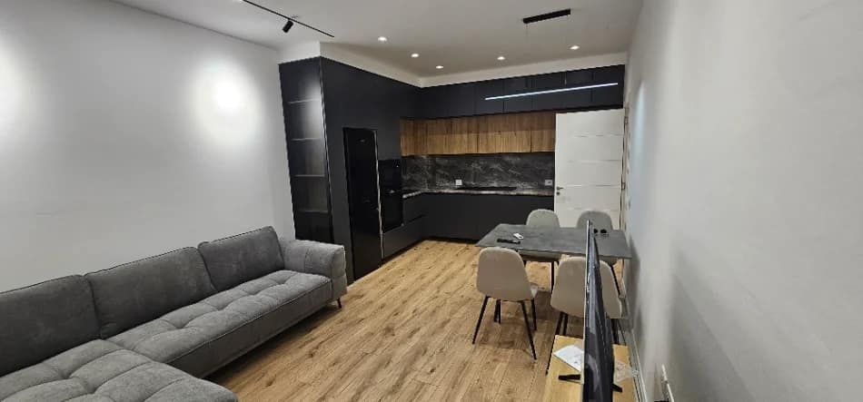 Jepet apartament 2+1+2 me qira tek Rruga 5 Maji — Tiranë