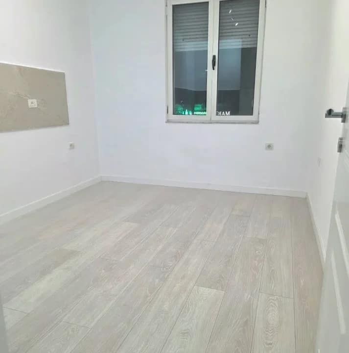 Jepet ambient biznesi me qira tek Rruga e Kavajes — Tiranë