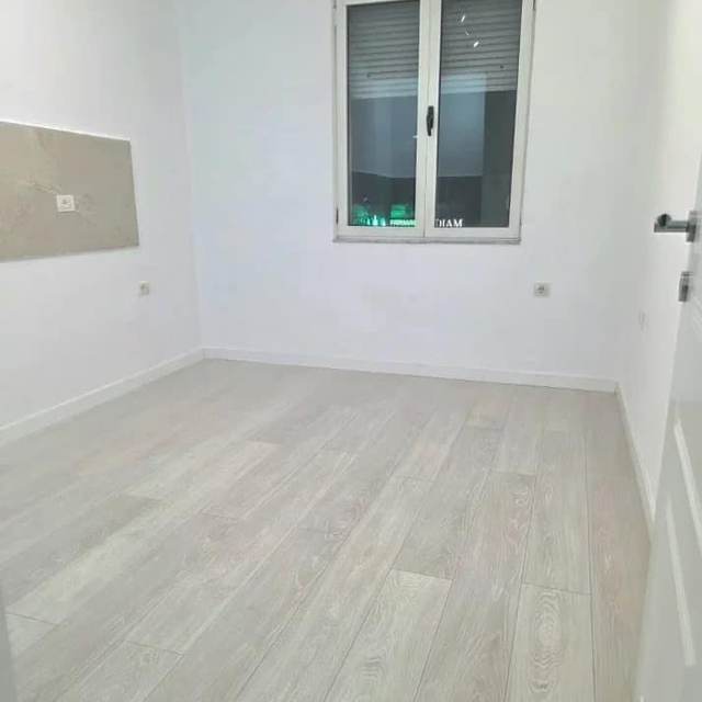 Jepet ambient biznesi me qira tek Rruga e Kavajes — Tiranë