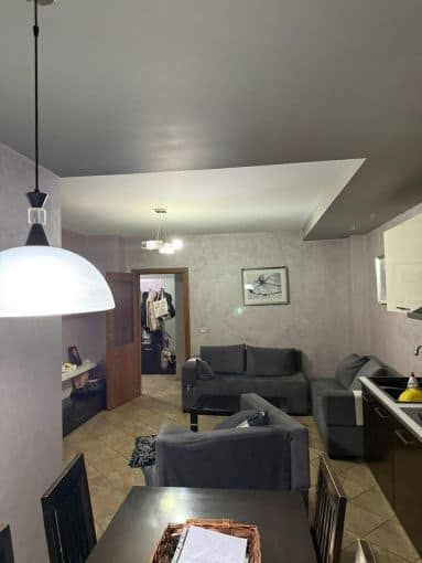 Jepet apartament 2+1 me qira tek Rruga e Kavajes — Tiranë