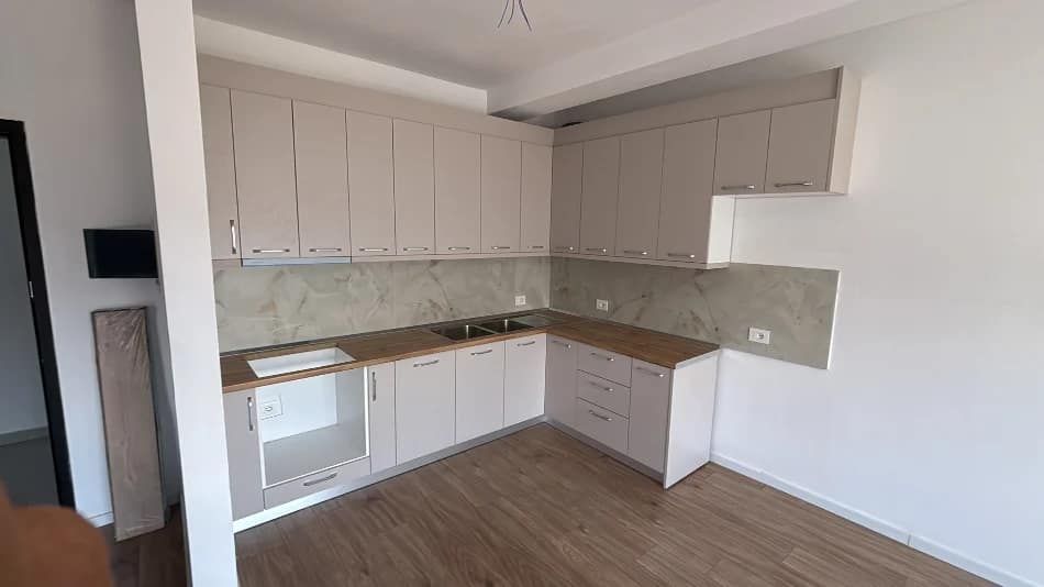 Jepet apartament 1+1 me qira tek Rruga 5 Maji — Tiranë