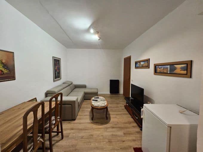 Jepet apartament 1+1 me qira tek Rruga Myslym Shyri — Tiranë
