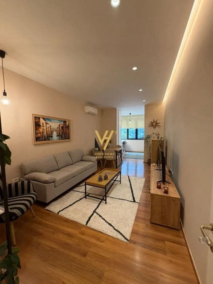 Jepet Apartament 2+1 me Qera në Bllok, 90.000 Lekë — Tiranë