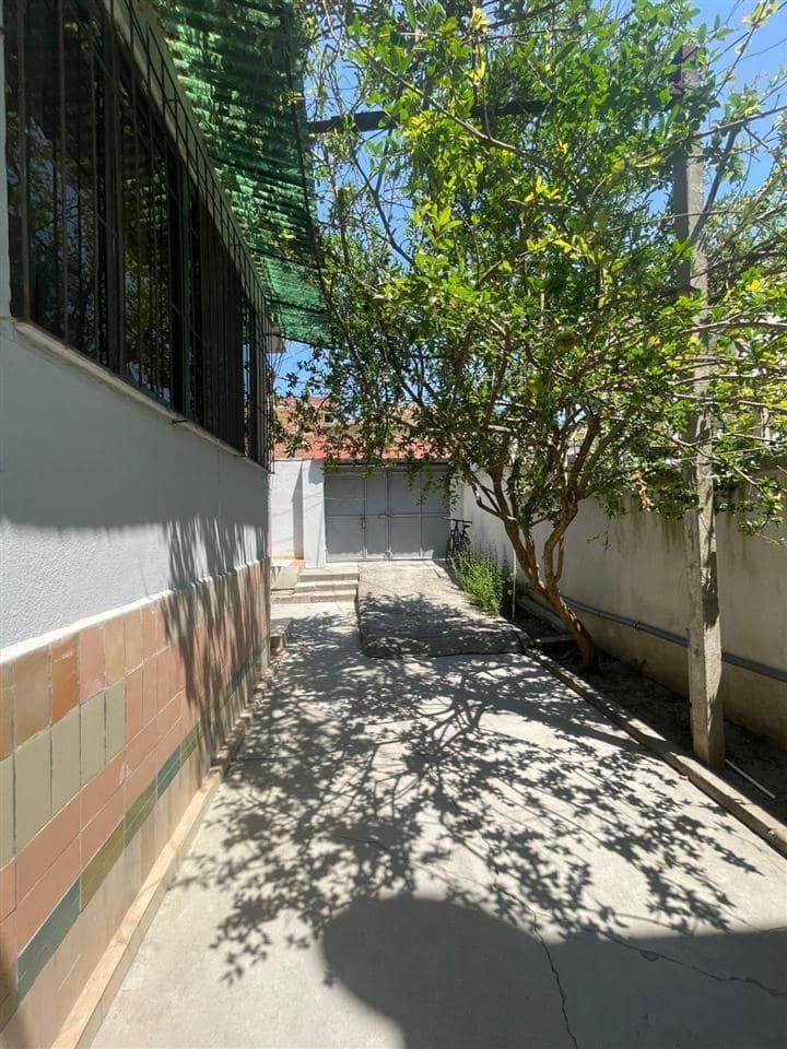 Jepet me qira shtëpi private në Durrës — Durrës