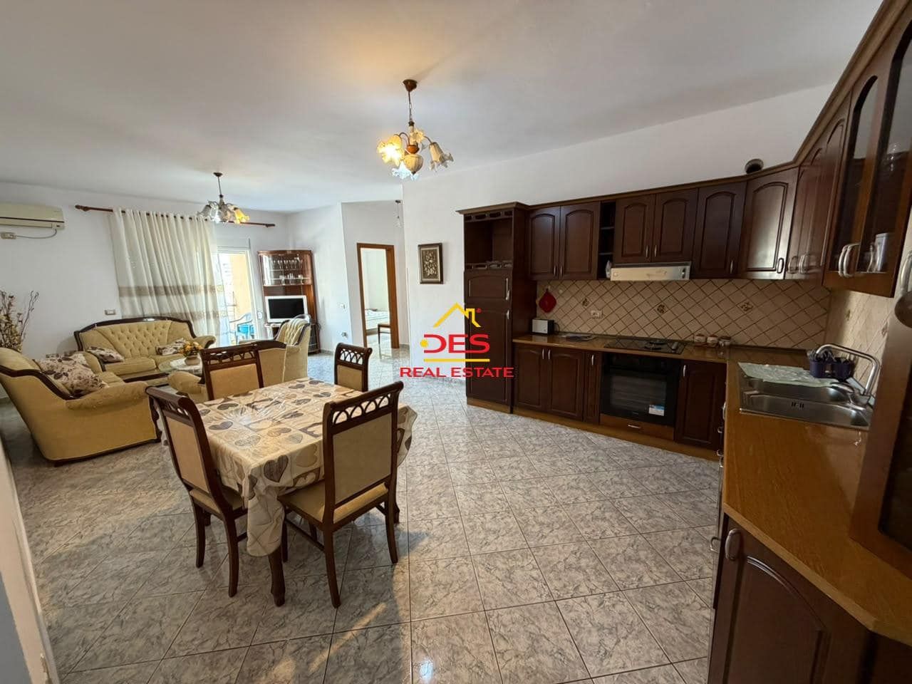 JEPET ME QIRA APARTAMENT 2+1 NË LUNGOMARE, PRANË REGINA | Vlorë — Vlorë