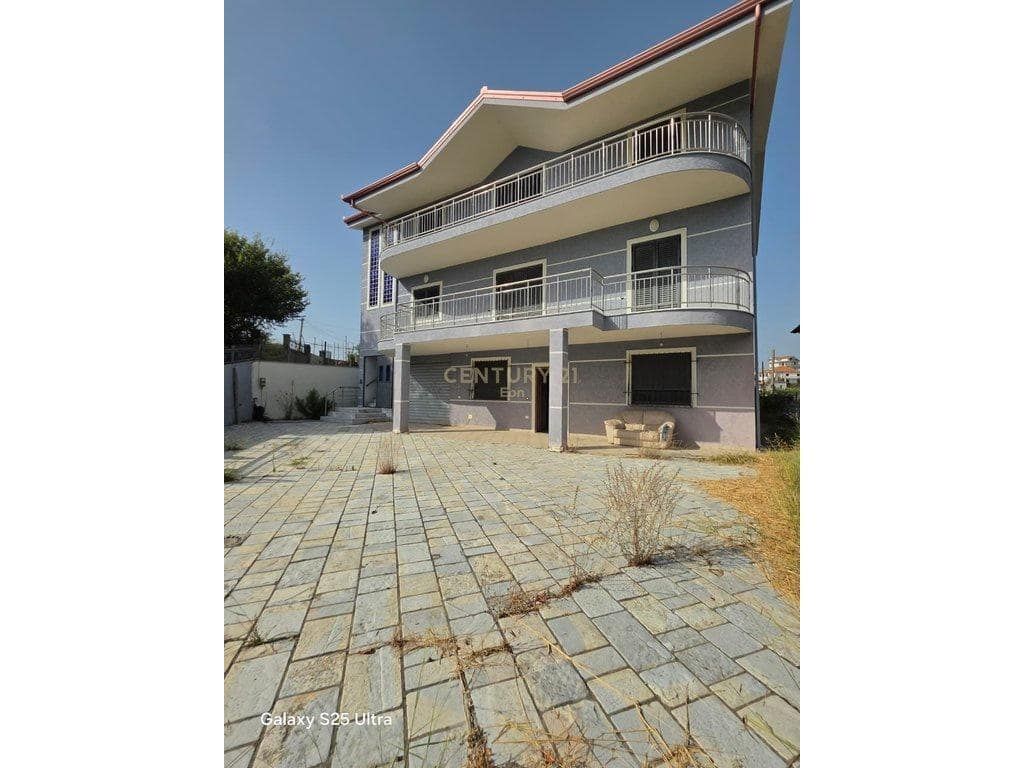 Vila 3-katëshe me pamje deti në Shkallnur, Durrës — Durrës