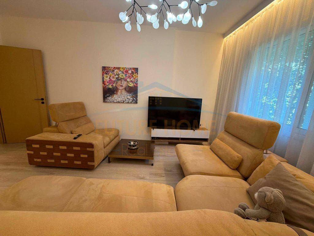 Shitet Apartament 2+1+2, Komuna e Parisit, Tiranë