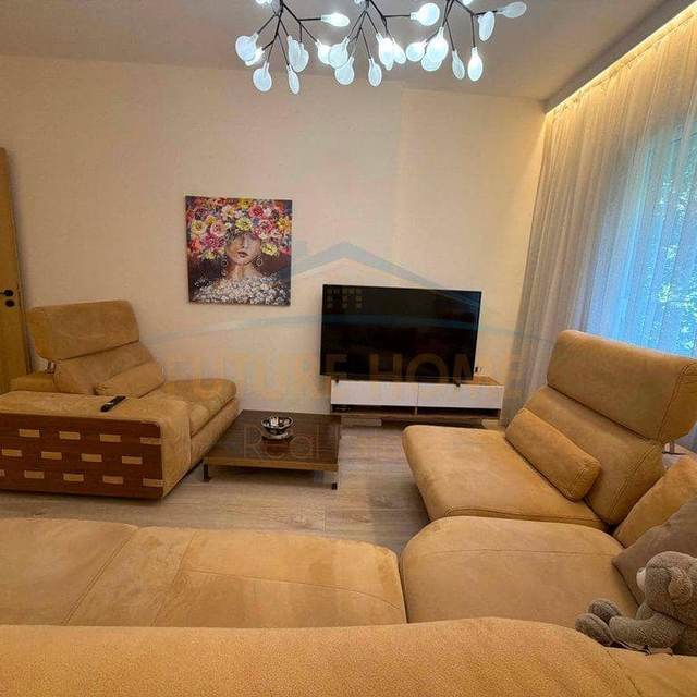 Shitet Apartament 2+1+2, Komuna e Parisit, Tiranë — Tiranë