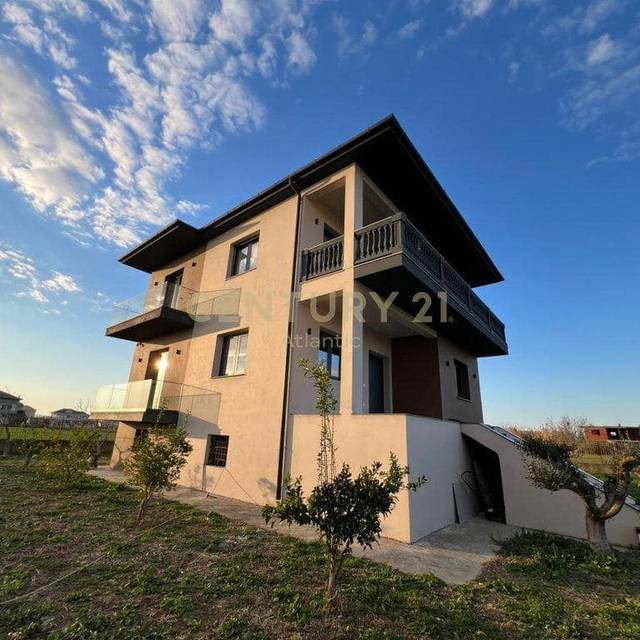 Vila Unike 3 Kateshe për Shitje në 4 Rrugët, Shijak Durrës — Durrës