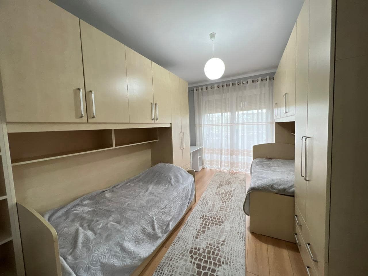 Apartament 2+1 me Qira te Kopshti Botanik në Tiranë — Tiranë
