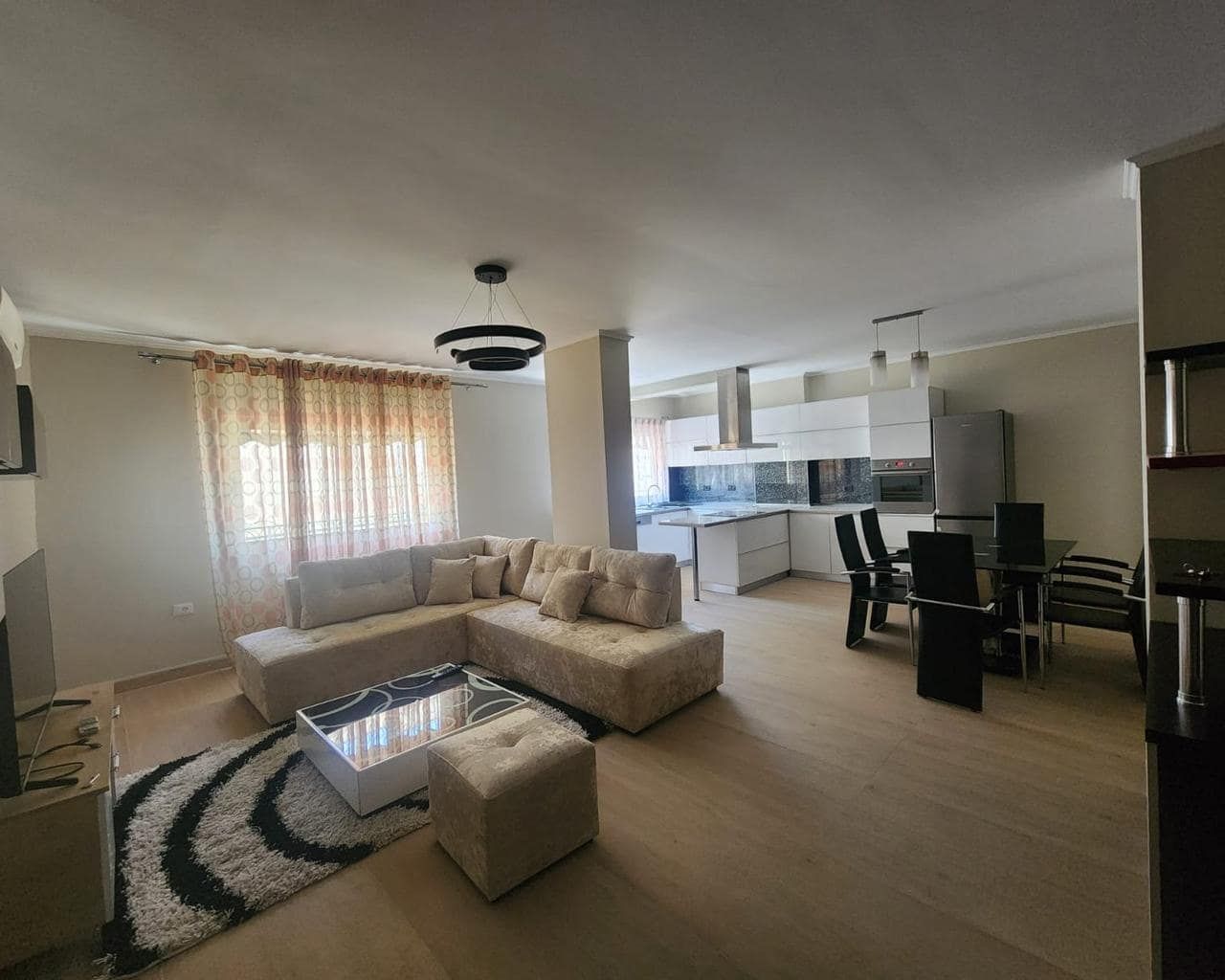 Apartament 2+1 për qira, Komuna e Parisit — Tiranë