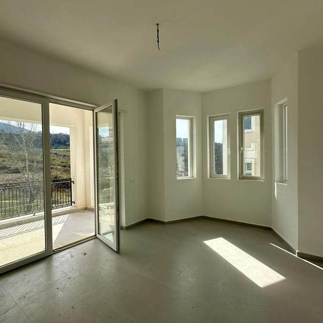 Vila 3-Katëshe për Shitje në Collina Verde, Tiranë — Tiranë